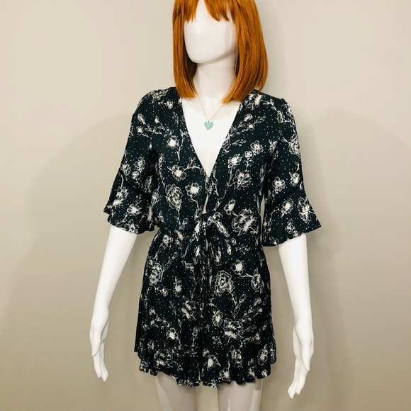 KIVARI Navy & White Floral Playsuit Romper XS Front Tie, Elastic Waist, Pockets - Picture 3 of 12